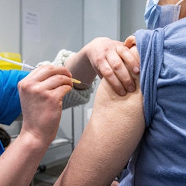 Moni suomalainen odottaa pääsyä kolmanteen koronarokotukseen. Apteekkikyselyn mukaan 440 apteekkia voisi avata koronarokotuspisteen alkuvuodesta, jos apteekkien farmaseuteille ja proviisoreille annettaisiin tarvittava rokotuskoulutus.