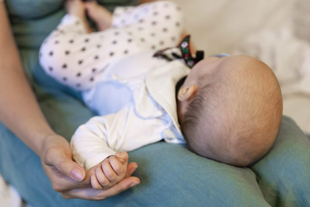 Kyselyn mukaan lasta toivovista naisista yhdeksän prosenttia ja miehistä kolme prosenttia kertoi lykänneensä asiaa pandemian takia. LEHTIKUVA / IRENE STACHON