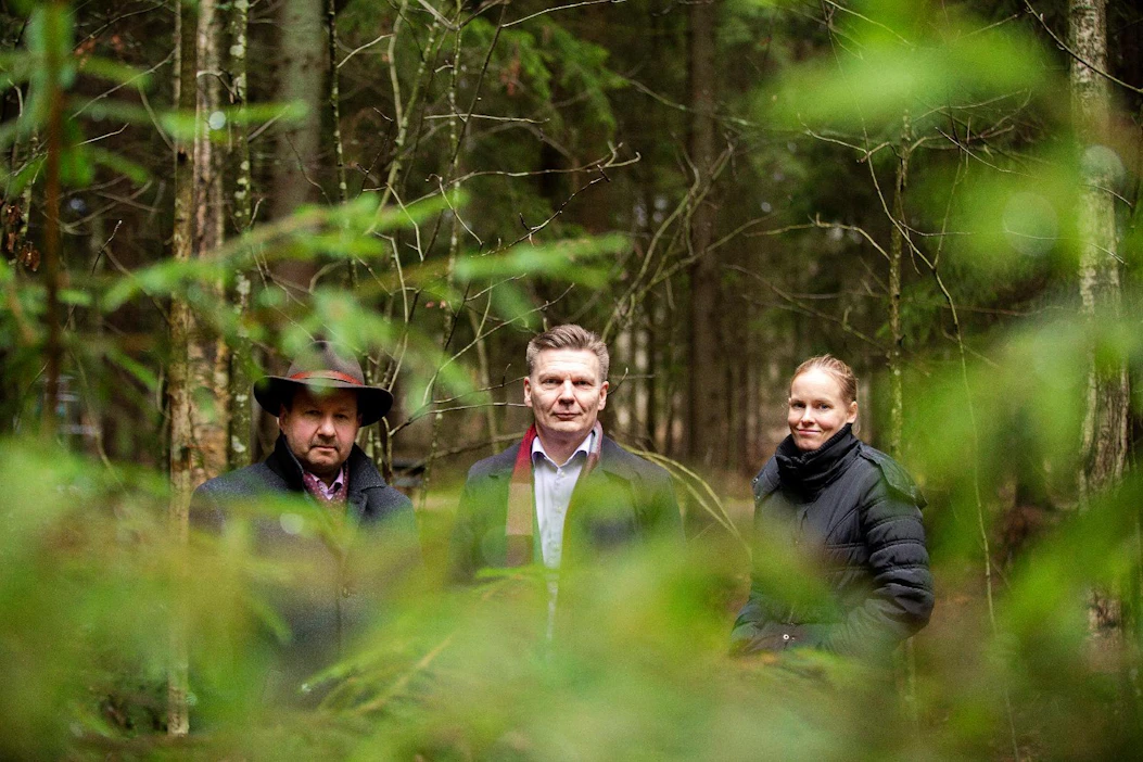 Metsämiesten säätiön toimitusjohtajana toimii Ilari PIrttilä (vas.), puheenjohtajana Juha Mäkinen ja palvelupäällikkönä Aija Järnstedt.