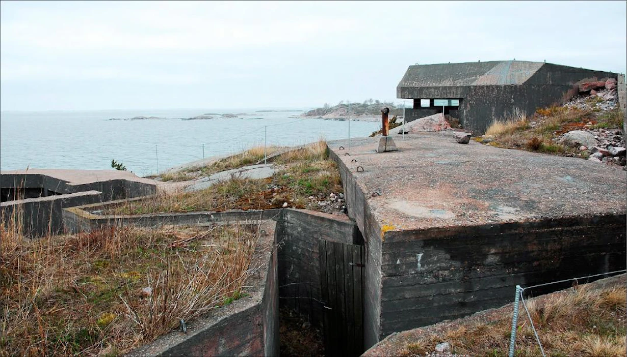 Saaressa patikoivien on noudatettava varovaisuutta, sillä Örö on edelleen linnakesaari. EERO KETOLA