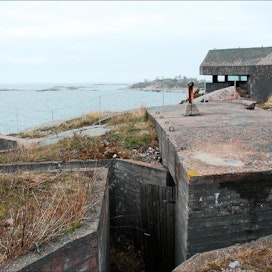 Saaressa patikoivien on noudatettava varovaisuutta, sillä Örö on edelleen linnakesaari. EERO KETOLA