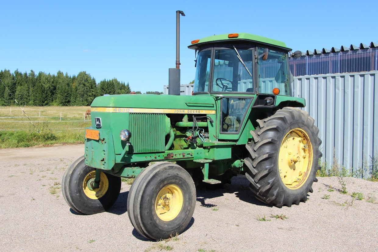 John Deere 4230 oli vuonna 1972 esitellyn 30-sarjan suurtraktoreista toiseksi pienin, mutta Suomessa 70-luvun puolivälissä tarjolla olleista traktorimerkeistä kovempia tehoja oli vain parissa kolmessa mallissa. 4230 jatkoi korkealle arvostetun John Deere 4020:n perinteitä; niissä oli paljon samanlaista tekniikkaa, mutta lukuisilla parannuksilla höystettynä. Eniten oli eroa muotoilussa, jossa Deere eteni omia polkujaan. Sound Gard -ohjaamollaan JD avasi isojen traktorivalmistajien ergonomiakisan.
