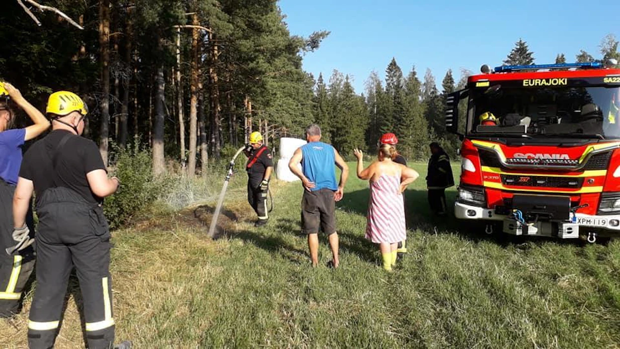 Palokunta kävi varmistamassa, että liekit saatiin sammutettua kokonaan.