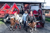 Luomakosken tilalla töihin osallistuu omien vahvuuksiensa mukaan koko perhe: Mika (takana) hoitaa traktorihommia, Annika (edessä vasemmalla) hoitaa eläimiä. Liisa ja Markku Ojakoski veivät lapset navettaan pienestä pitäen.