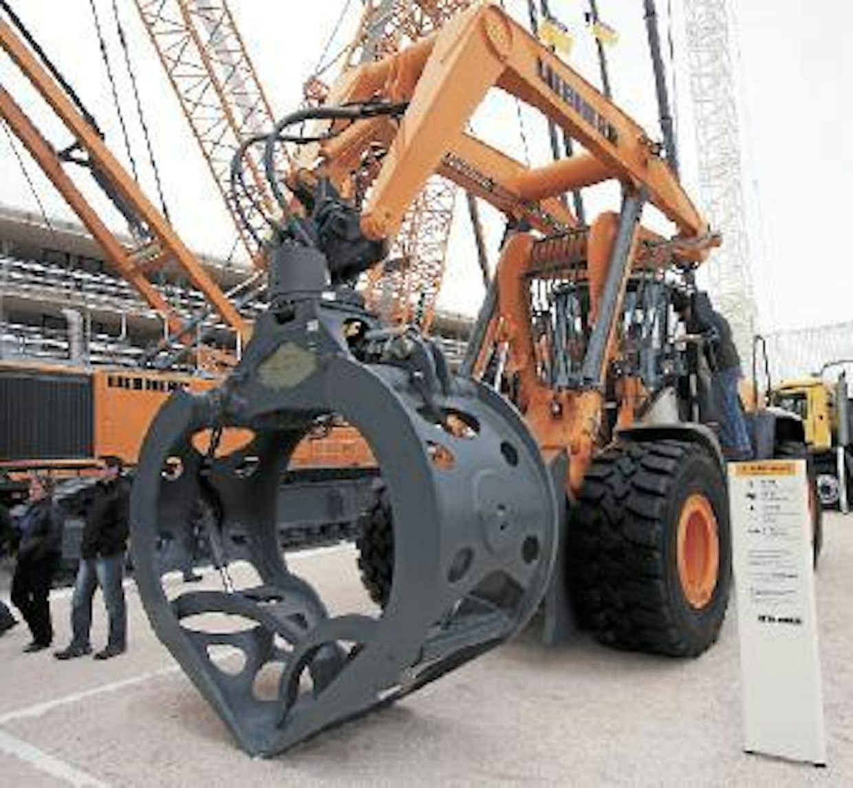 Lyhyellä ja ytimekkäällä mallinimellä siunattu Lieberr L 580 2 plus 2 LogHandler -pyöräkuormain on suunniteltu tukkien purkuun kuorma-autoista tai junanvaunuista sekä muuhun suurta nostokorkeutta vaativaan materiaalinkäsittelyyn. Ohjaamossa on kattoikkuna. Sydämenmuotoisen kahmarin sisällä on vastinvarret vajaan nipun käsittelyä varten. Kahmariin voidaan ottaa 8470 kilon puukuorma.
