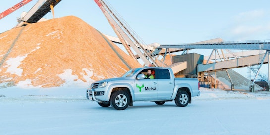 Entisellä kesäharjoittelijalla Jesse Vähäsellä, on nyt määrä­aikainen työsuhde Metsä Groupiin kuuluvan Metsä Fibren sellutehtaalla Kemissä.  Vähänen on työskennellyt tehtaalla jo viisi kesää.