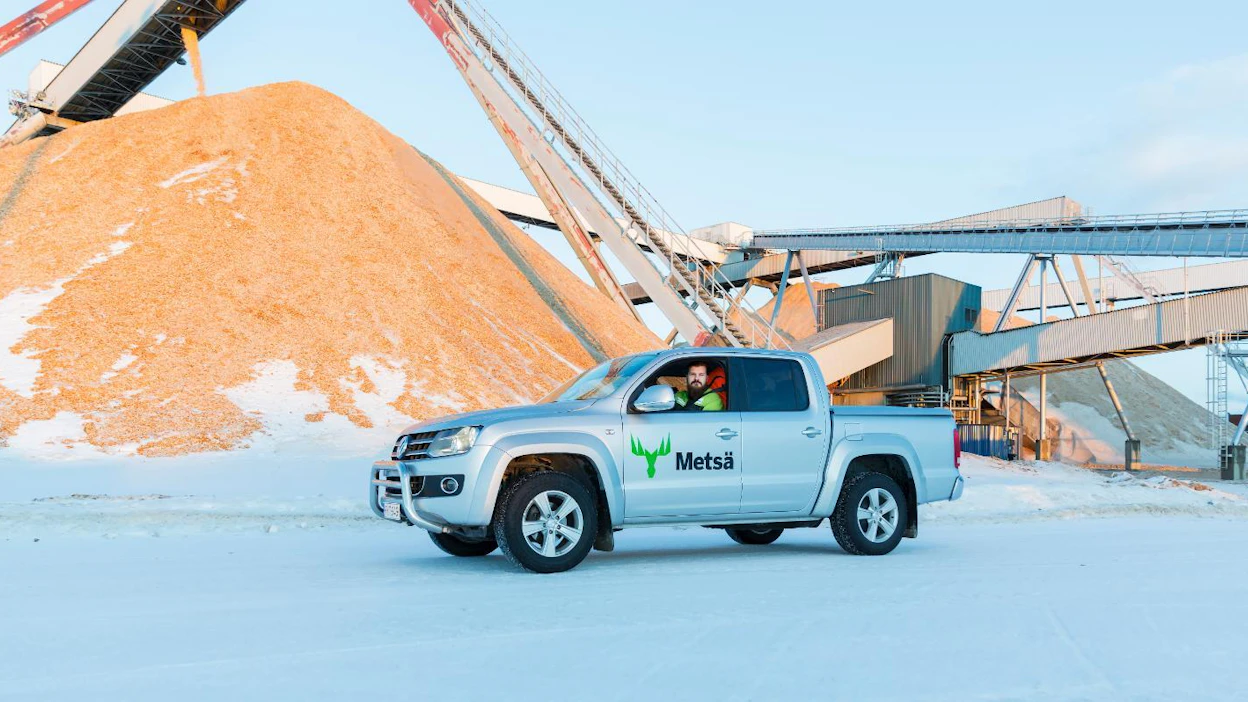 Entisellä kesäharjoittelijalla Jesse Vähäsellä, on nyt määräaikainen työsuhde Metsä Groupiin kuuluvan Metsä Fibren sellutehtaalla Kemissä. Vähänen on työskennellyt tehtaalla jo viisi kesää.
