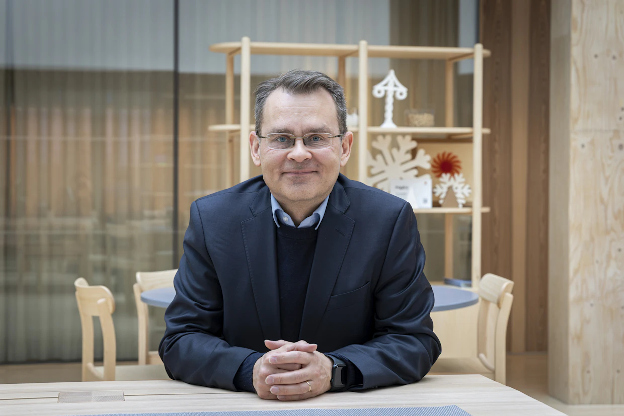 Toimistolla Pietarista voidaan pitkän, samassa yhtiössä vietetyn uran takia kutsua termillä <em id="emphasis-5fd13335ecdd1c6d8fd77d4fb1ffb16a">lifer</em>.