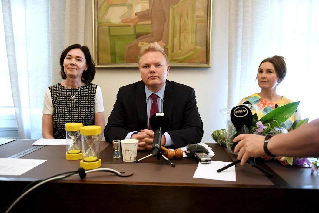 Keskustan eduskuntaryhmän uusi puheenjohtaja on Antti Kurvinen ja varapuheenjohtajat Eeva Kalli (oik.) ja Hanna-Leena Mattila. LEHTIKUVA / ANTTI AIMO-KOIVISTO