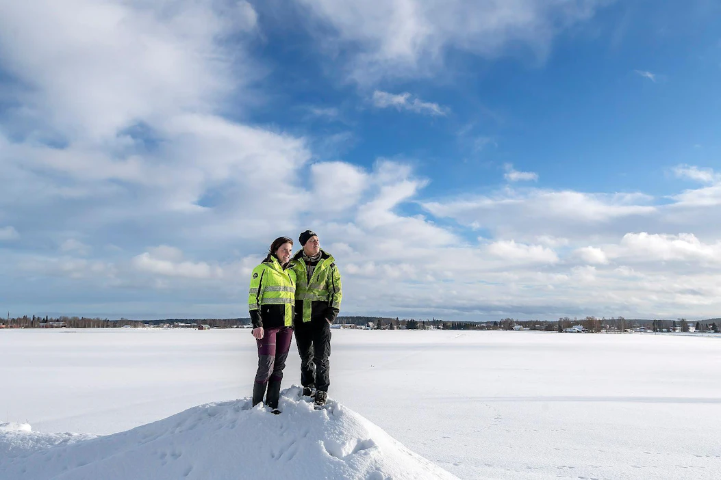Mäki-Rannan tilalta avautuu maisema lakeuksille. Pellon takaa pilkistää maatalousoppilaitos, jossa Marianna ja Janne Keränen tapasivat toisensa vuonna 2014. Nyt heillä on oma maatila.