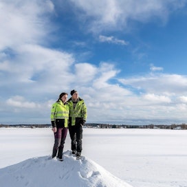 Mäki-Rannan tilalta avautuu maisema lakeuksille. Pellon takaa pilkistää maatalousoppilaitos, jossa Marianna ja Janne Keränen tapasivat toisensa vuonna 2014. Nyt heillä on oma maatila.