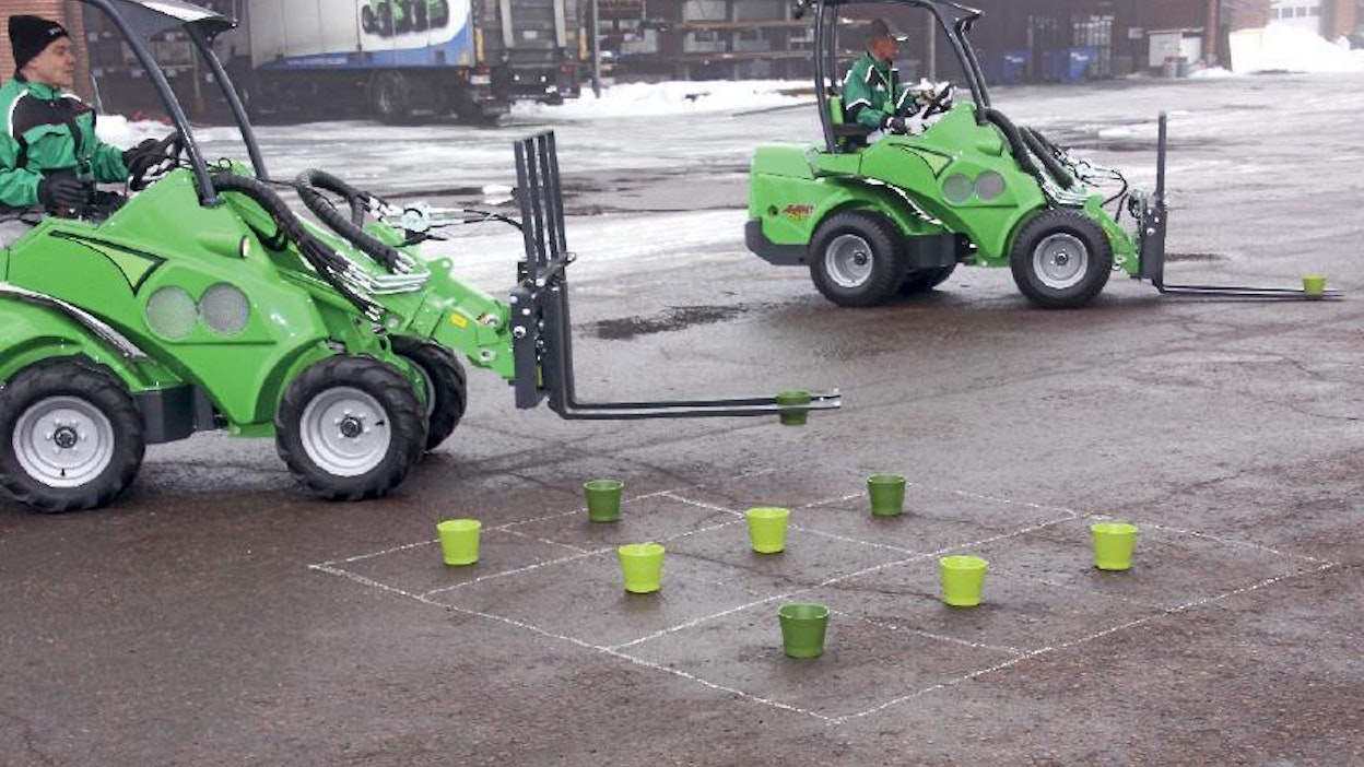 Pienkuormaajalla voi pelata vaikka jätkänshakkia.