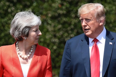 Presidentti Donald Trump kertoi johtajien yhteisessä lehdistötilaisuudessa perjantaina tarjonneensa Theresa Maylle neuvoa brexitiin liittyen. LEHTIKUVA/AFP