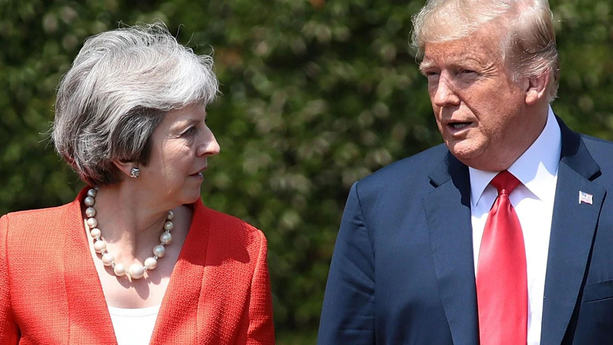 Presidentti Donald Trump kertoi johtajien yhteisessä lehdistötilaisuudessa perjantaina tarjonneensa Theresa Maylle neuvoa brexitiin liittyen. LEHTIKUVA/AFP