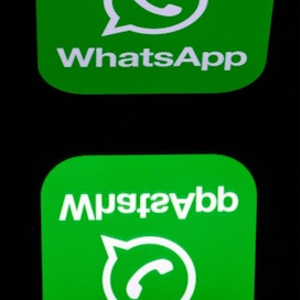 Whatsapp on viime viikosta alkaen lähettänyt suomalaisillekin käyttäjilleen englanninkielisiä viestejä, jonka mukaan uudet käyttöehdot on hyväksyttävä 8. helmikuuta mennessä. Jos ehtoja ei hyväksy, Whatsappin käyttö loppuu siihen. LEHTIKUVA/AFP
