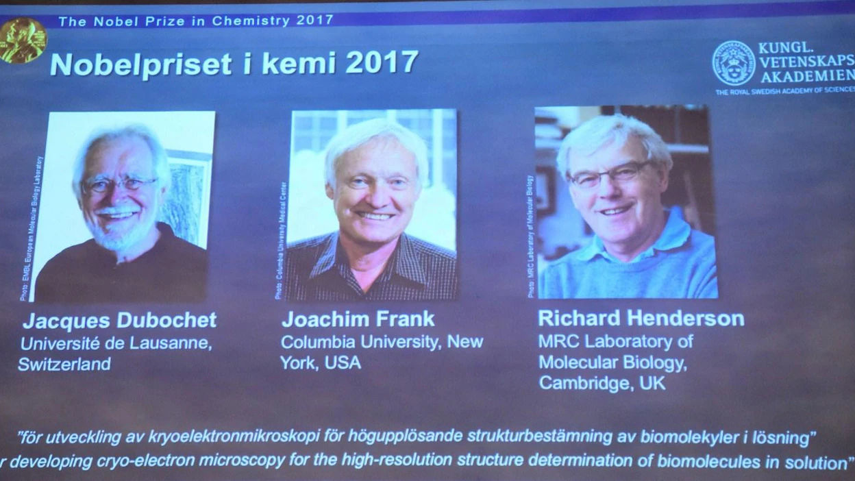 Palkinnon saajien, Jacques Dubochet'n, Joachim Frankin ja Richard Hendersonin, nimet heijastettiin perinteiseen tapaan ruudulle Ruotsin kuninkaallisen tiedeakatemian tilaisuudessa Tukholmassa. LEHTIKUVA/AFP