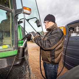Maanviljelijä Jyri Mela tankkasi keväällä traktoriaan kevyellä polttoöljyllä Lohjalla.