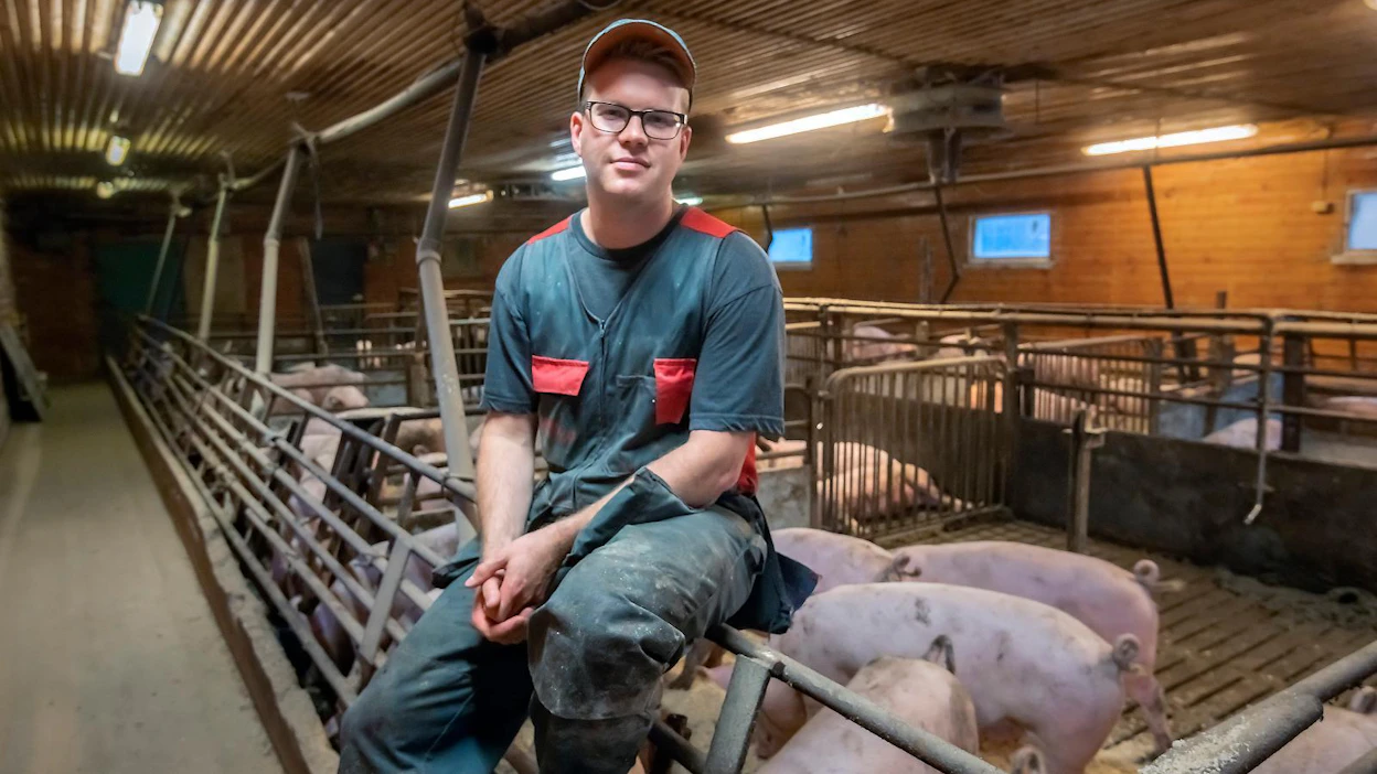 ”Osuuskunnan jäsenten näkökulmasta on hyvä asia, että osuuskunnat ja niiden omistusyhtiö Atria Oyj ovat taloudellisesti vahvassa asemassa, ja kykenevät toimimaan aktiivisesti haastavassa suhdanteessa. Lisäksi atrialaisen yhteisön merkittävät kehitys- ja investointihankkeet eri sektoreilla antavat haastavana aikana uskoa tulevaan”, Risto Lahti kommentoi. Kuva on hänen kotitilaltaan Ilmajoelta.