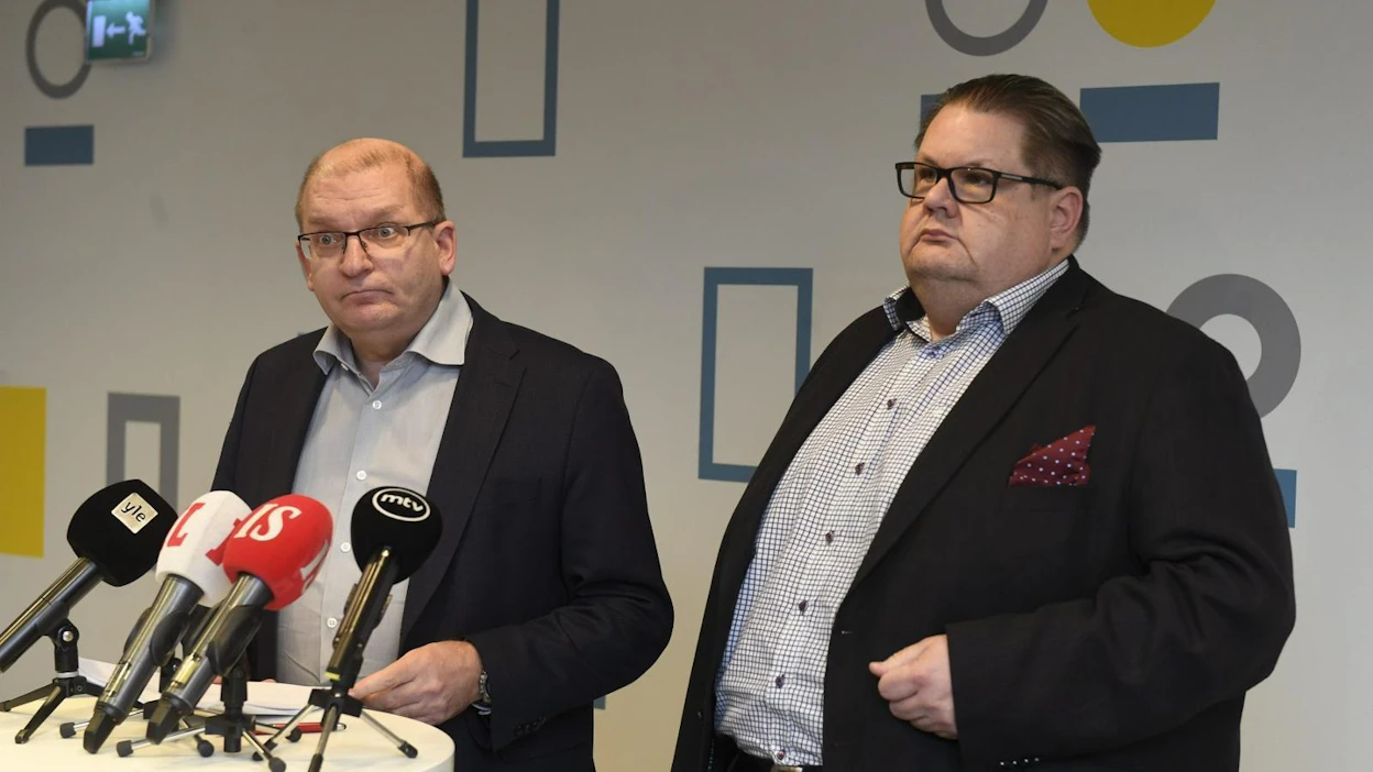 Teollisuusliiton puheenjohtaja Riku Aalto (kuvassa vas.) pitää sopimuksen tärkeimpänä saavutuksena ylimääräisten työtuntien poistumista. Kuvassa myös varapuheenjohtaja Turja Lehtonen. LEHTIKUVA / Vesa Moilanen