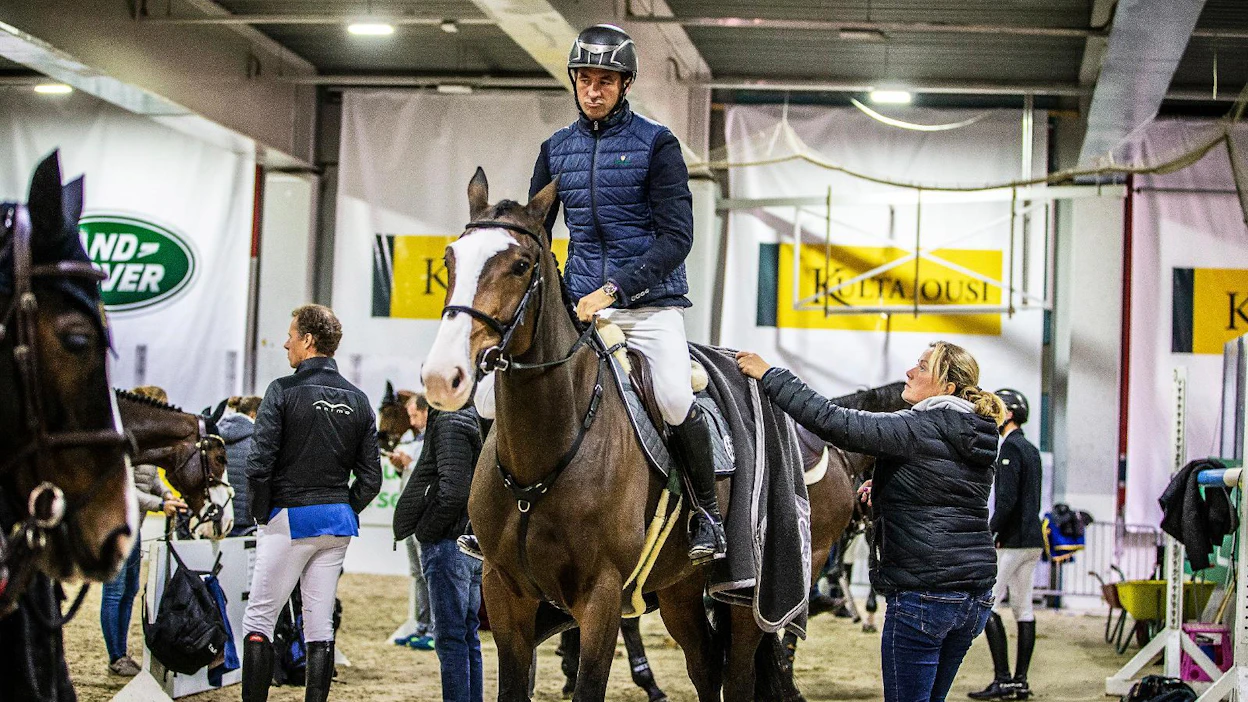 Hevosurheilu kiinnostaa Emma Uusi-Simolaa harrastelua ja hevosten kanssa puuhailua enemmän. Hän on esteratsastuksen maailman ranking-listan kakkosena olevan sveitsiläisen Steve Guerdatin groomi. ”En pidä turhasta hössötyksestä hevosten ympärillä. Kilpaurheilussa keskitytään perusasioihin.”. Guerdat valmistautuu 160 cm luokan verryttelyyn hevosellaan Ulysse des Forets.