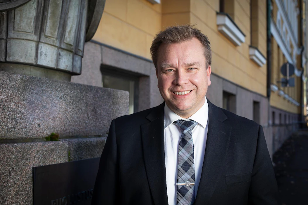 Antti Kaikkonen muistuttaa isiksi tulleita käyttämään mahdollisuuksia isyysvapaisiin hyväkseen.