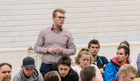 Risto Lahti (kuvassa seisaallaan) Ruokaketju-paneelissa Ilmajoella viime marraskuussa.