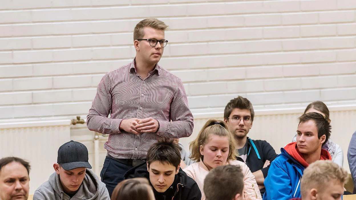 Risto Lahti (kuvassa seisaallaan) Ruokaketju-paneelissa Ilmajoella viime marraskuussa.