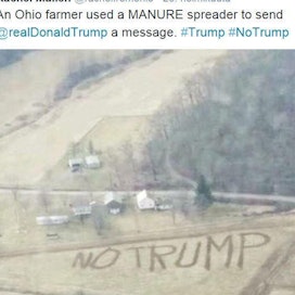Ohiolainen viljelijä levitti pellolleen lehmänlannalla No Trump -tekstin. Kuvakaappaus Rachel Mullenin twitter-tililtä.