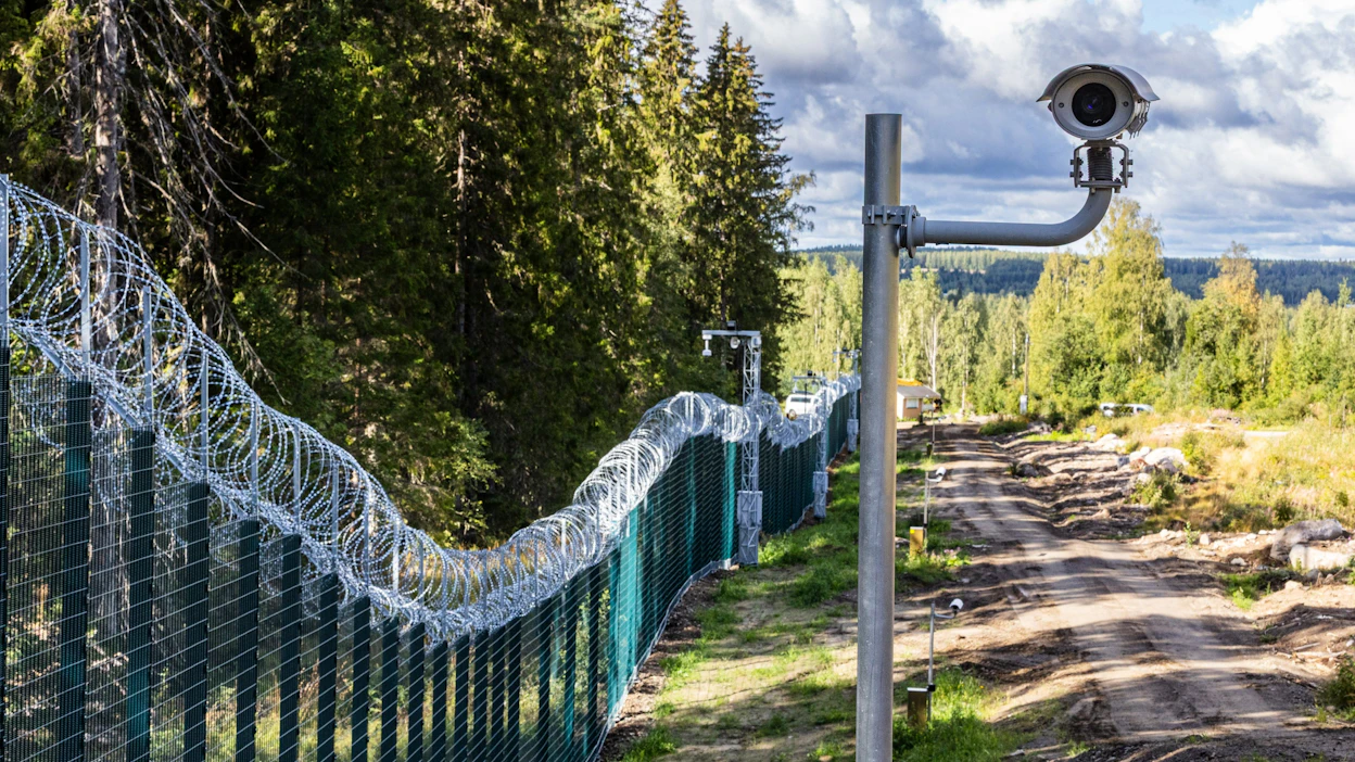 Venäjä on pysynyt yhtenä Suomen suurimmista maahanmuuton lähtömaista, mutta itärajan sululla on ollut myös vaikutuksensa muuttoliikkeeseen. Kuvassa rajalle rakennettua esteaitaa Tohmajärven rajavartioaseman lähellä. LEHTIKUVA / JARNO ARTIKA.