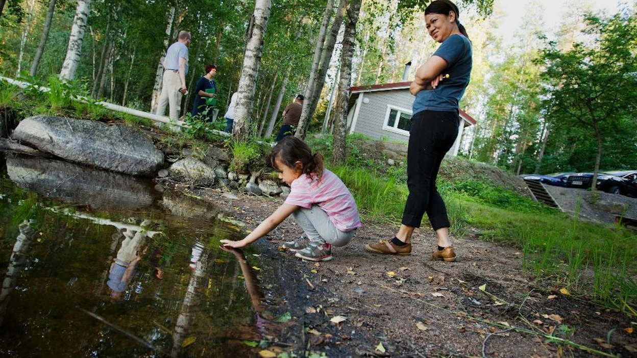Janne Hokkanen (takana vas.), vaimo Emma ja viisivuotias Janni tutustuivat maanantaina Luumäellä myytävään mökkiin, jonka ranta on poukamaa lukuun ottamatta vesijättöä.
Hokkanen kertoo tutkivansa rannan lunastushintaa, sillä hänelle se on voi olla kauppojen kynnyskysymys. ”Ei rantamökki ole rantamökki, jos rantaa ei omista”, Hokkanen toteaa.