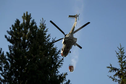 Paikalla sammutustöissä on noin 200 ihmistä, ja paloa sammutetaan myös helikopterilla. LEHTIKUVA / RONI LEHTI