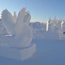 Tarja Matikainen voitti lumenveistokilpailun työllään Erämaan tango, jossa kuvattiin kaksi joutsenta.