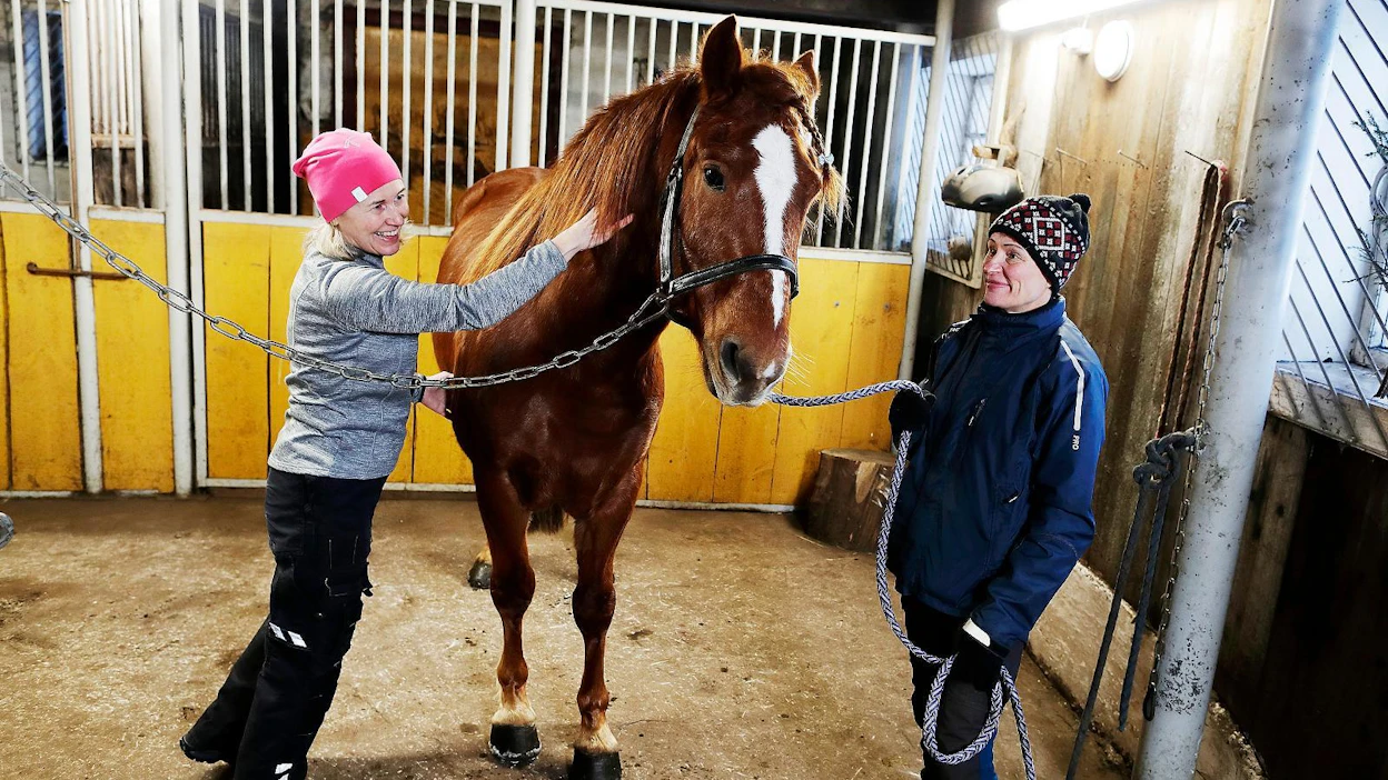 Tiina Nurmonen huolehtii osaltaan Topevan hyvinvoinnista hieronnalla, ja Hanna Kaihlajärvi kiittää myös häneltä tullutta kannustusta.
