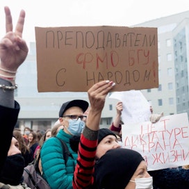 Valko-Venäjän valtion yliopiston opettajia ja opiskelijoita osallistui yleislakkoon maanantaina Minskissä.