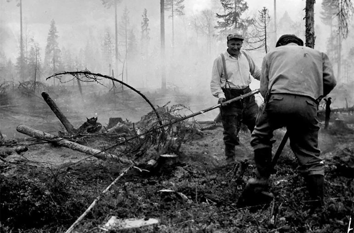 Pitkät välimatkat, teiden kehnous ja harva asutus vaikeuttivat sammutustöitä. Tässä ollaan Nurmeksen Saramossa.