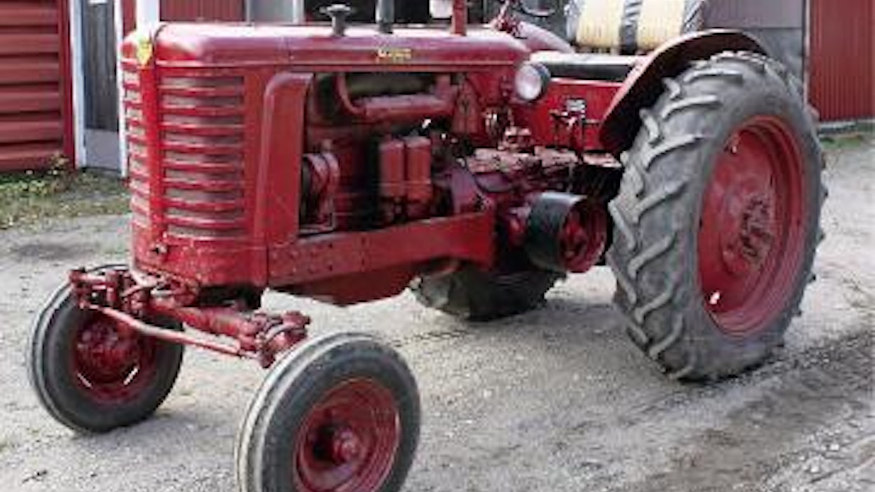 Virosta 10 vuotta sitten hankitun Belarus MTZ-2:n kytkin alkoi muutama vuosi sitten luistaa siinä määrin, että traktoria ei enää omin avuin voitu ajaa kuorma-auton lavalle. Uudempaan Belarukseen tai mihin tahansa länsikoneeseen kytkinremontin tekeminen olisi ollut yksinkertaista, tässä vm.1954 traktorissa on kuitenkin toimintatavaltaan poikkeava kytkin, jollaisia ei ole tehty sitten 50-luvun lopun. Valmiita kytkinlevyjä ei löytynyt mistään maailman kolkasta.