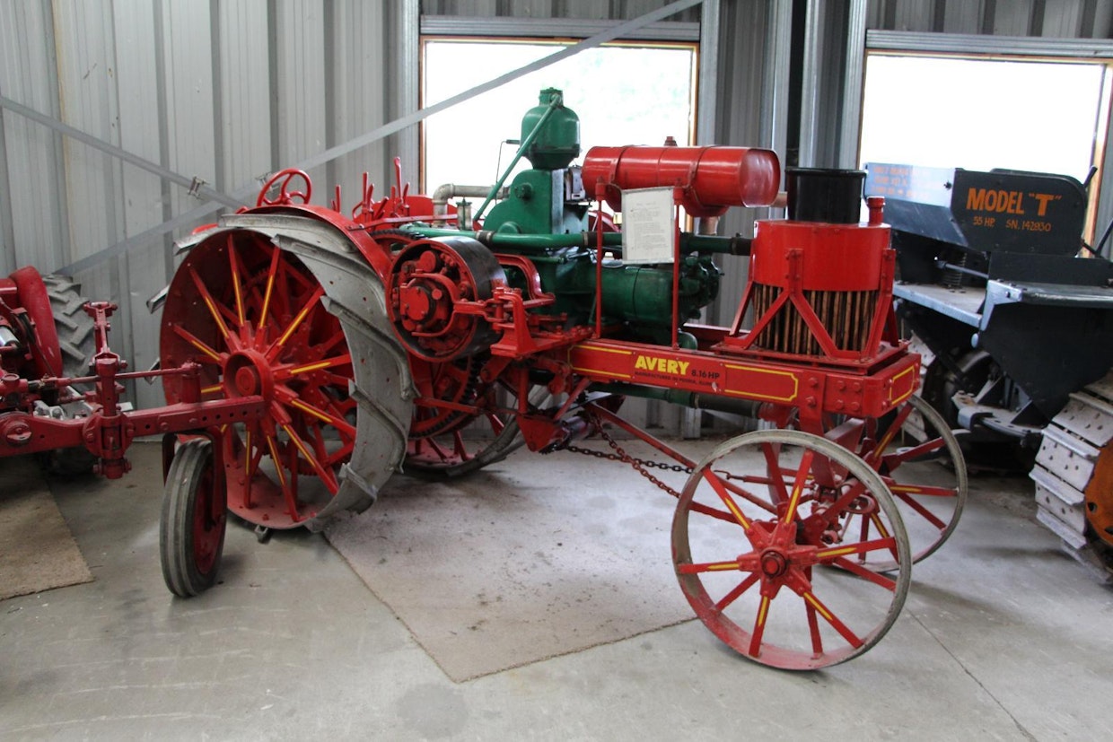 Näitä 2,2-tonnisia ja 16-hevosvoimaisia Avery-traktoreita tehtiin vuosina 1916–22 Illinoisin Peoriassa. Moottori on 2-sylinterinen, 4,6-litrainen ja pyörii bensalla. Jäähdyttimessä ei ole tuuletinta, vaan ilma saadaan liikkumaan johtamalla pakokaasut ympyränmuotoisen syylärin yläosaan, jolloin tapahtuu eräänlainen ejektori-ilmiö. Mitä enemmän ja kuumempia pakokaasuja, sitä enemmän jäähdytystä. (Blenheim)