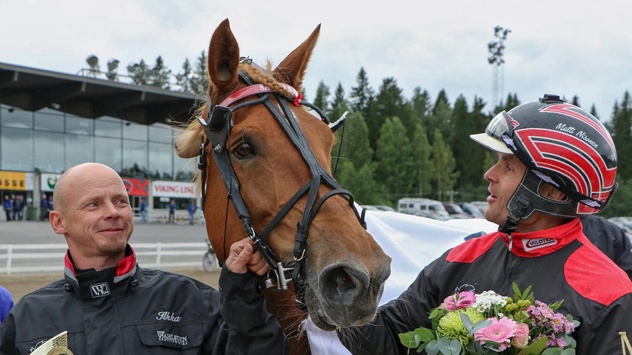 Matti Nisonen ajoi valtaosan Saaga S:n starteista. Tammansa vierellä myös omistaja-valmentaja Ilkka Pyysalo.
