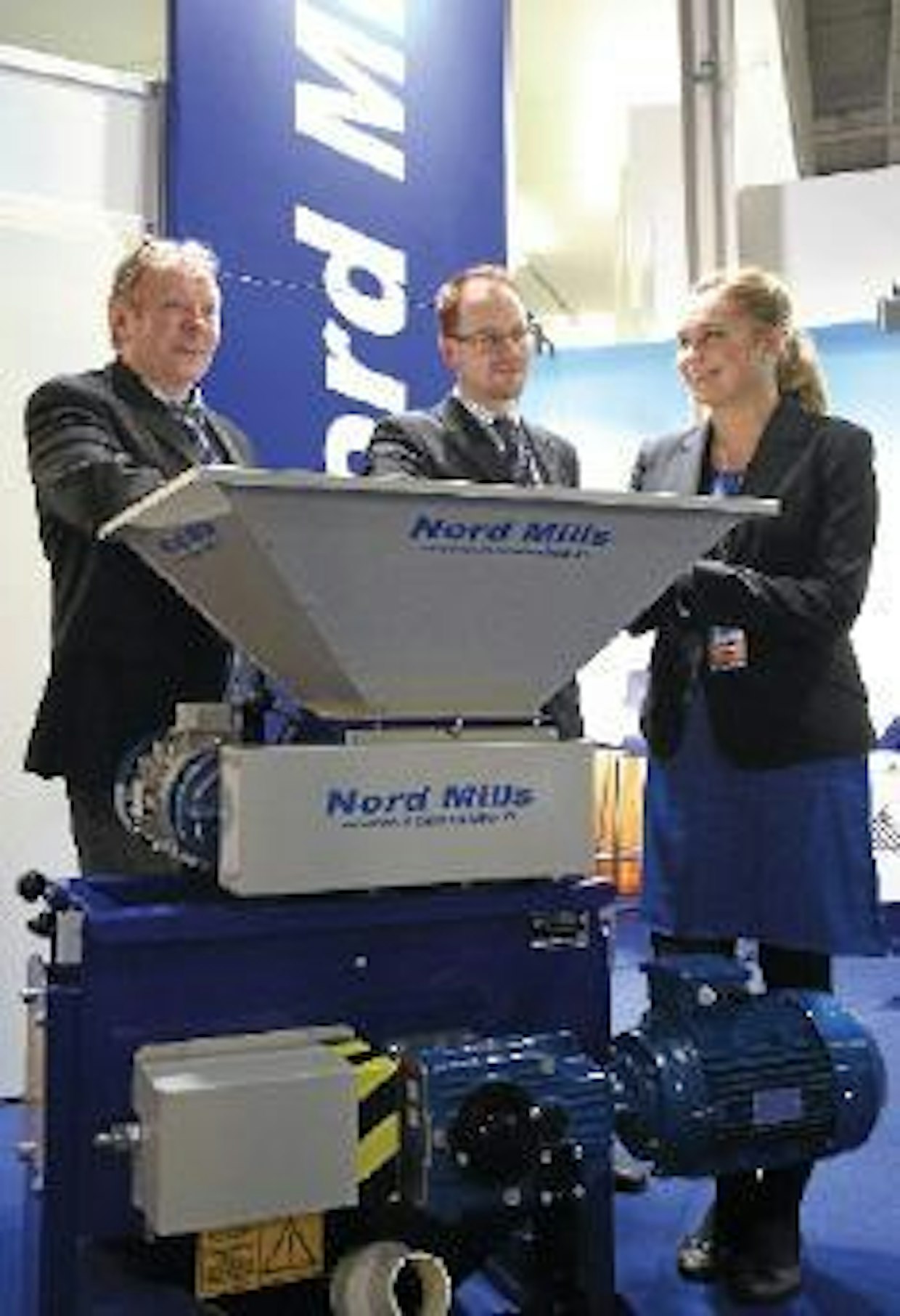Nord Mills Oy:n osastolla oltiin tyytyväisiä Eurotier-näyttelyn antiin. Lisää hymyn aihetta Pertti Pirttiselle (vas.), Petri Pirttiselle ja Mari Saraheimolle antoi hyvä sijoitus saksalaiskustantamo DLV:n järjestämässä Innovation of the year 2015-kilpailun ”Nautojen ruokintatekniikka”-sarjassa. Kuvan GW 150 -esivalssimylly valittiin kategorian kolmen parhaan tuotteen joukkoon.