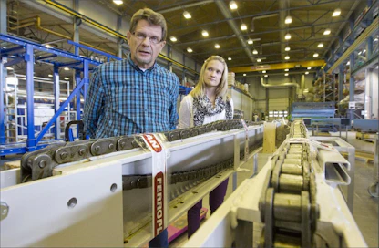 Ferroplan mielii toimittamaan Kiinaan cleantech-ratkaisuja. Tehtaalta on lähdössä Kiinaan ketjukuljettimia, joilla kuljetetaan väliseinäelementtejä. Vasemmalla Pentti Patosalmi, oikealla Minna Patosalmi. Markku Vuorikari
