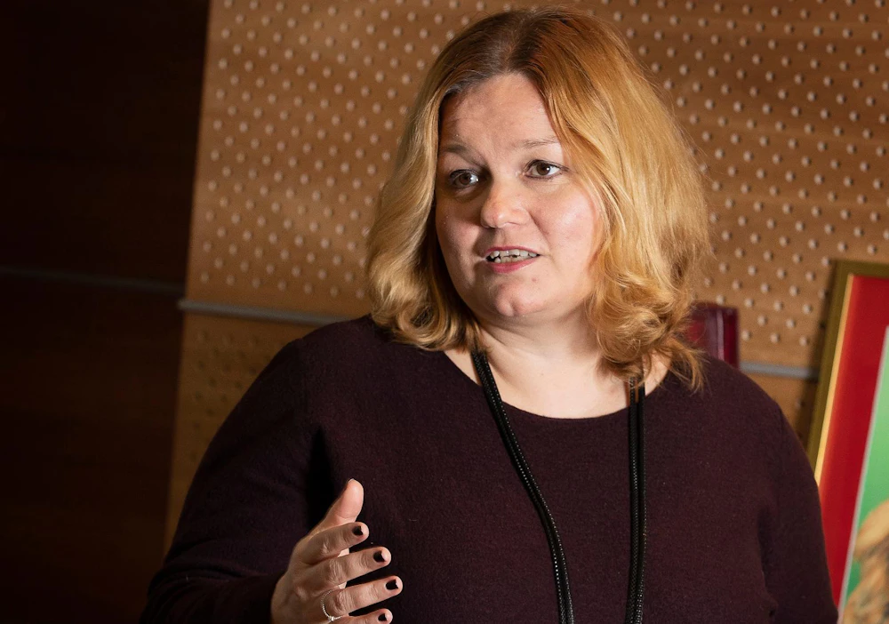 Perhe- ja peruspalveluministeri Krista Kiuru (sd.) toteaa, että kriisiytyneessä tilanteessa riskiryhmiä priorisoidaan hoidossa.