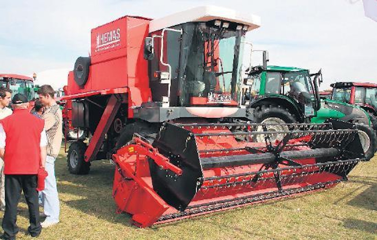 Saksalainen Hemas Farmer 220-puimuri on valmistajan suurin malli. Leikkuupöydät valittavissa 3‑, 3,6- tai 4,2-metrisistä, puintikela 450mm x 1040 mm, kohlinpinta-ala 3,45 m², seulasto 2,6 m², viljasäiliö 3,5 m³, mootto- ri 4-sylinterinen 132 hv:n Perkins.