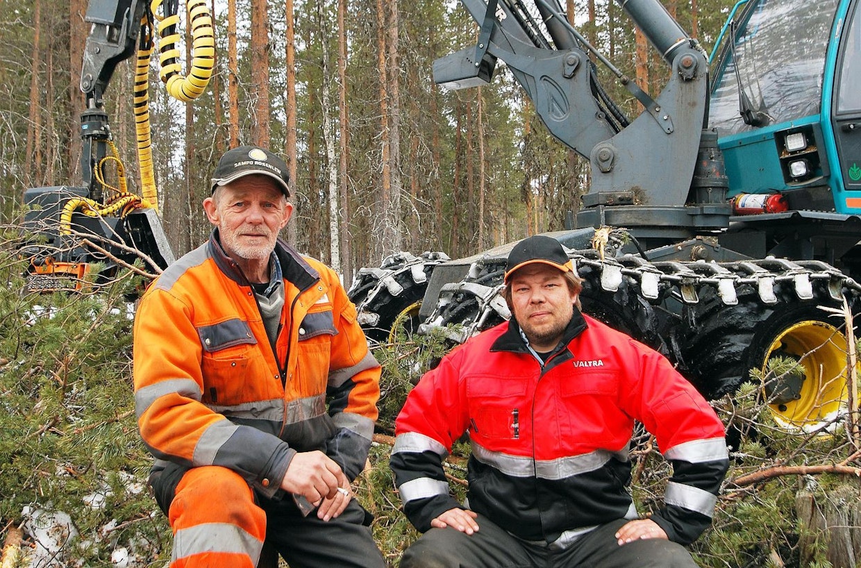 Metsäkoneyrittäjät Pauli Maijala (vas.) ja Pasi Maijala ovat todenneet, että kevyt konekalusto on käyttökelpoisin silloin, kun metsässä on paljon lunta tai jos pohja on pehmeä.