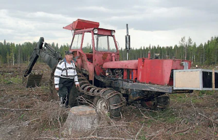 Pentti Partasen 42-vuotisen kaivuriuran pitkäaikaisin työväline on ollut vm. -68 Nuffield 4/65:n ja Ukko-Mestari 355:n yhdistelmä. Reilusti yli 40 000 tuntia kaivettu kone on vielä tiukassa urakointikunnossa. Traktorin nokalla olevaan laatikkoon mahtuu sopivasti yhden päivän puuntaimet.