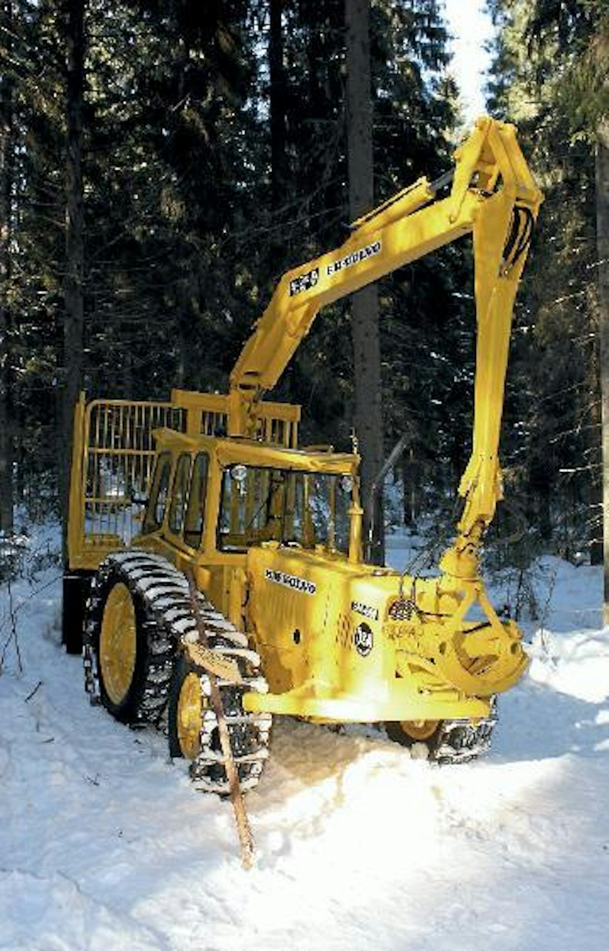 Harvaa alkuaikojen metsäkonetta on ylistetty yhtä paljon kuin vuosina 1966–1969 tehtyä BM-Volvo SM661 Iso-Nallea ja SM460 Pikku-Nallea. Kummankin pohjana oli maataloustraktori (Boxer ja Buster), mutta loppuun asti suunnitelluilla rakenteiden vahvistamisilla ja mm. napavälityksellä luotiin aikansa kestävimmäksi kehuttu metsätraktori. Kuvan Iso-Nallen ohjaamossa oli jo aavistus ergonomiaa, mutta nykykoneisiin verrattuna se on karu työpaikka.