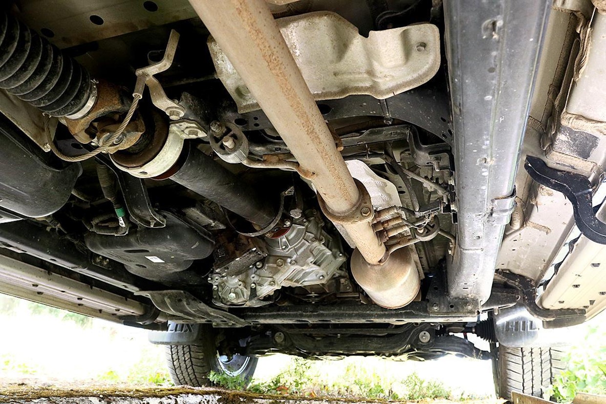 Toyotan kardaaniakseli on kahdessa osassa ja tukilaakerilla tuettu. Sen on valmistanut Spicer, jonka akseleita käytetään euroopassa myytävissä autoissa. Isuzun alumiininen kardaani on yksiosainen. Kummankin auton poikittaistuet vaihteiston alta ovat pulttikiinnitteiset, mikä helpottaa huoltotöitä.