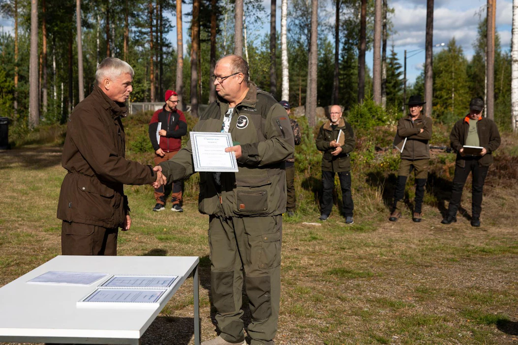 Suomen Sikayrittäjien toiminnanjohtaja Ari Berg ojensi Virojoen Metsästäjien edustajalle Jarmo Koskelalle 5 000 euron pääpalkinnon.
