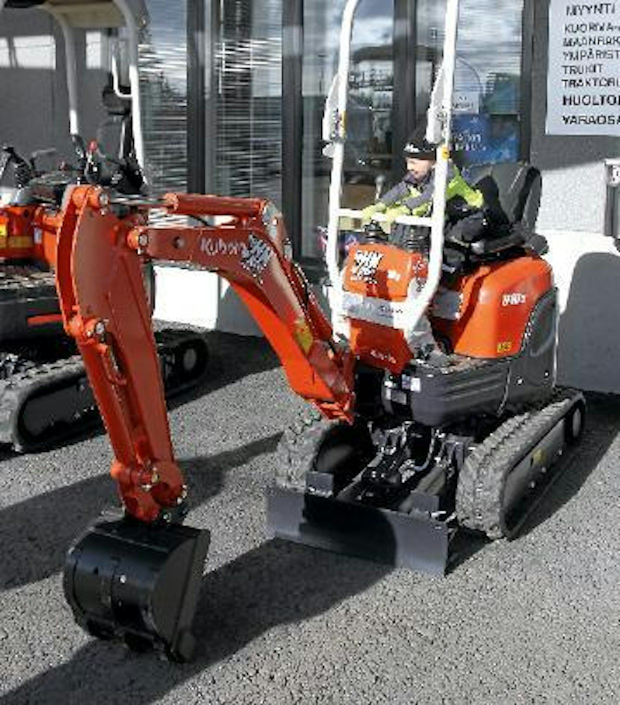 Konetyyppi työmaan mukaan ja konekoko kuskin koon mukaan. Maanrakennusala kiinnosti Mörinöillä myös pieniä miehiä. Kuvassa Viipertti Nyberg ja 990 kiloa painava Kubota U10-3. Kaivusyvyys on 180 cm ja teho 7,4 kW (10,2 hv). (AT)