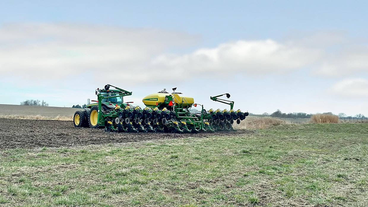 Pääosa maissista kylvetään 16-rivisellä John Deere -kylvökoneella. Tila siirtyi muutama vuosi sitten geenimuunneltuihin lajikkeisiin. Maissi kylvetään keväällä minimimuokattuun soijan sänkeen.