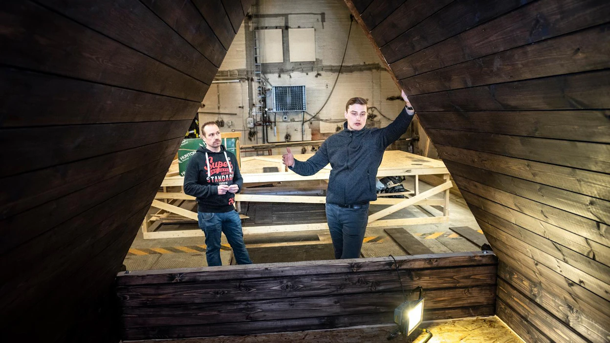 Juho Revon ja Toni Turkkilan yrityksen kevytrakenteinen mökki valmistuu vanhassa veturihallissa Kouvolassa.